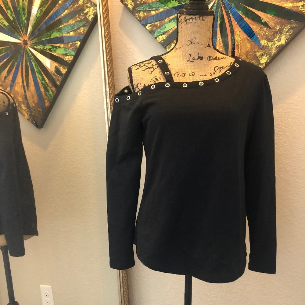 Grommet detail off the shoulder top